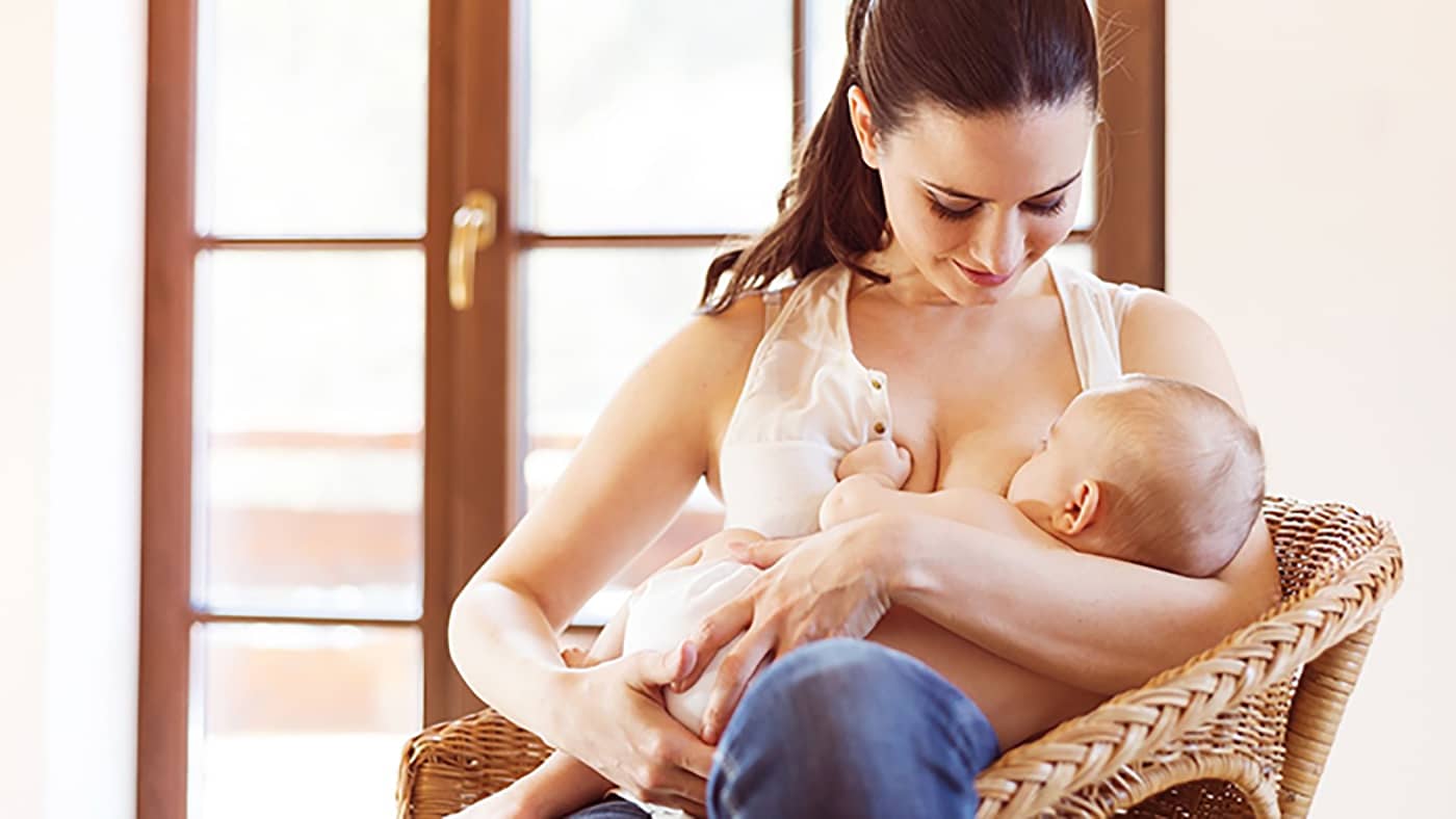 Mutter mit Baby während der Stillzeit
